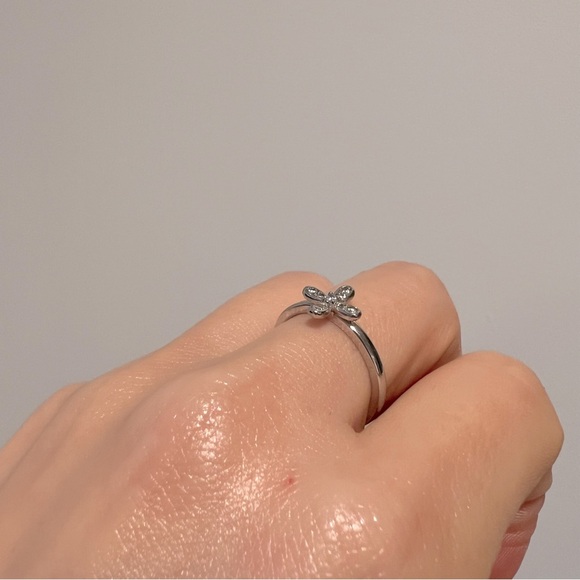Diamonique Elegant Silver Cross Flower Ring - Picture 5 of 6